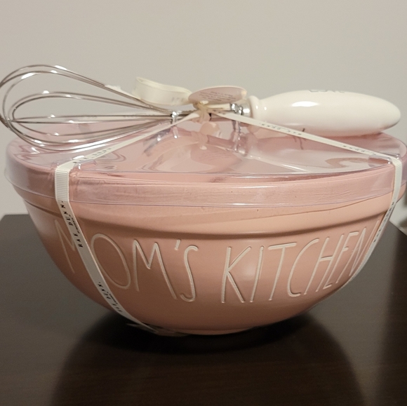 SALE‼️ Rae Dunn "MOM'S KITCHEN" Bowl & Whisk Set - Picture 4 of 4
